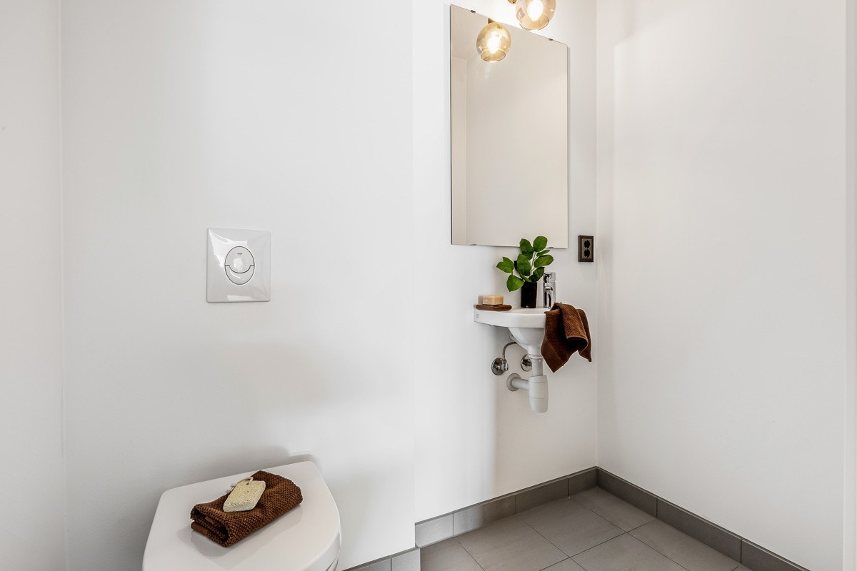 Fra hallen er det tilgang til gjestetoalett. Gulvet er flislagt med vannbåren varme Galleribilde