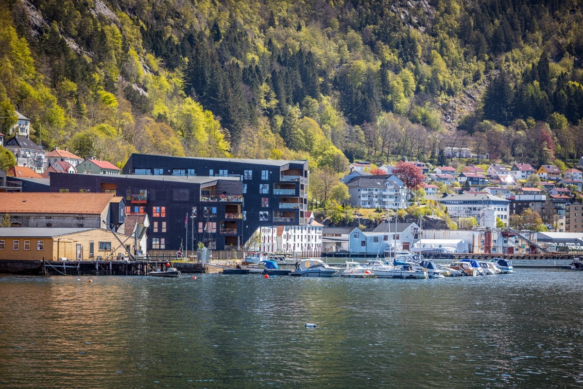 Nydelig beliggenhet i Sandviken. Leiligheten henger over sjøen Galleribilde
