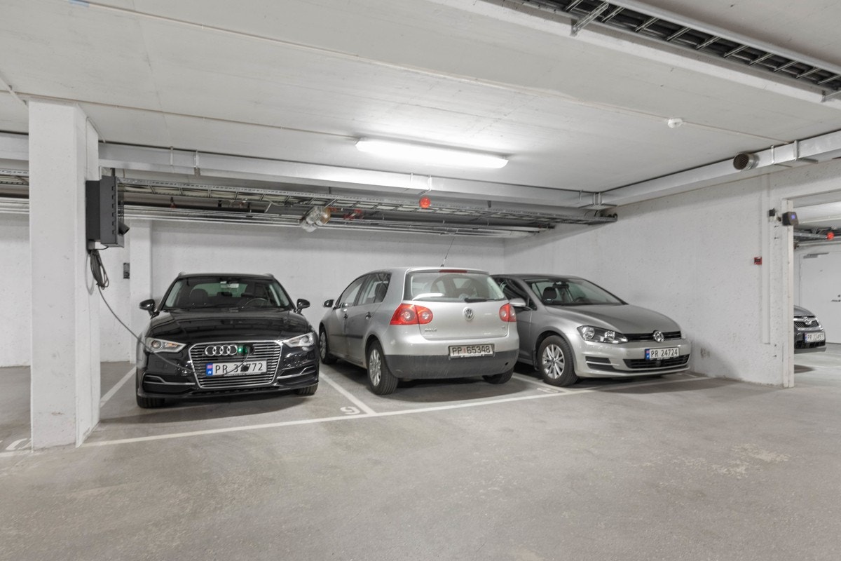 Medfølger garasjeplass helt til venstre i bilden. (El lader medfølger ikke) Galleribilde