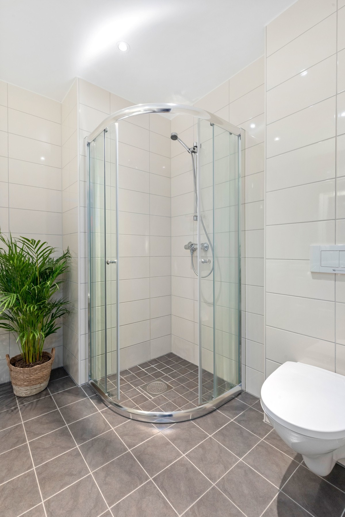 Dusjhjørne på bad med glassdører Galleribilde