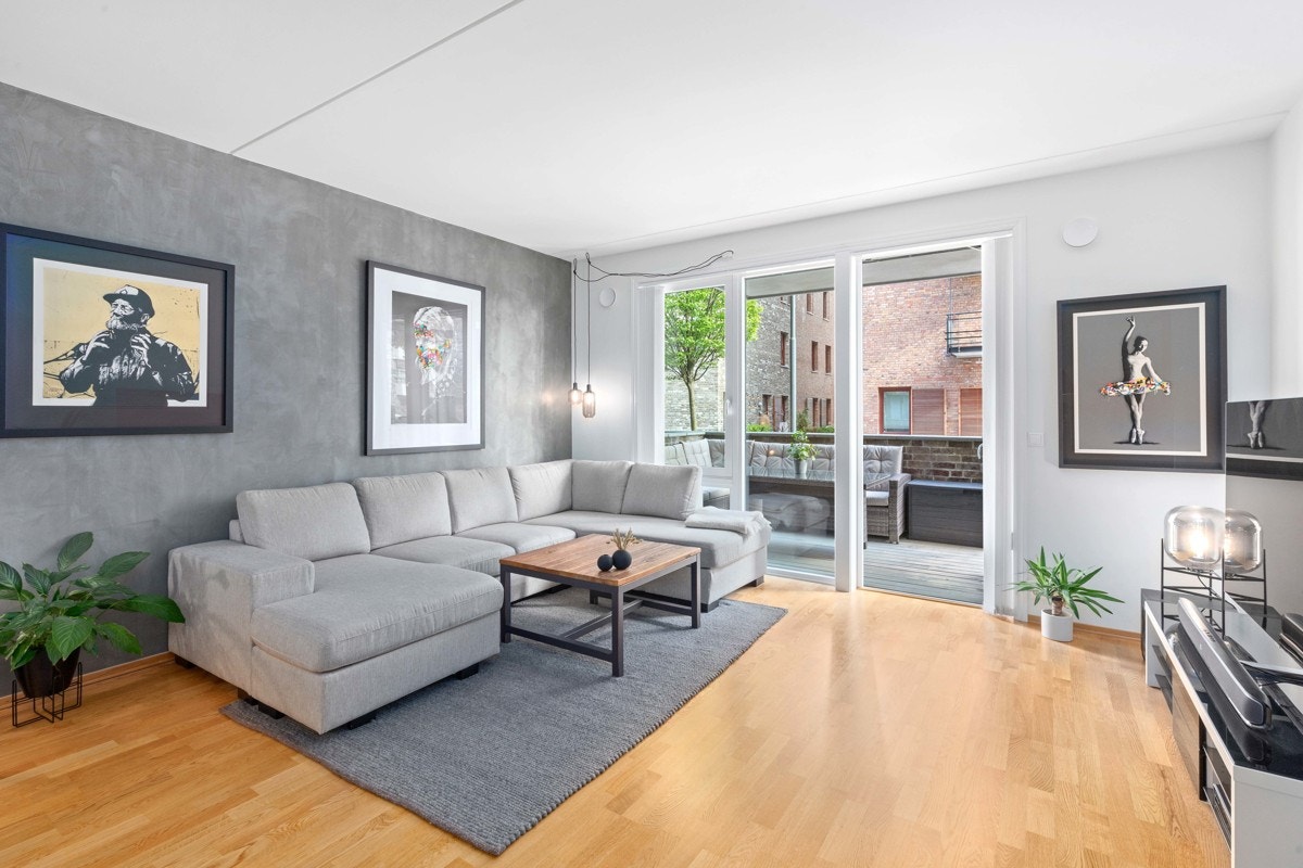 Fra stuen er det utgang til veranda med sol fra ca. morgen til ca. 17.00 på sommeren Galleribilde