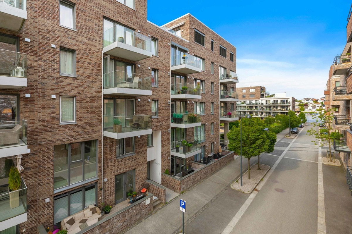 En flott 3-roms selveier beligende i 1. etg. med heis direkte ned til garasjeplass Galleribilde