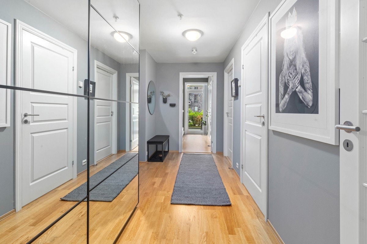 Gang/entrè med plass til garderobe skap. (Medfølger salget) Galleribilde