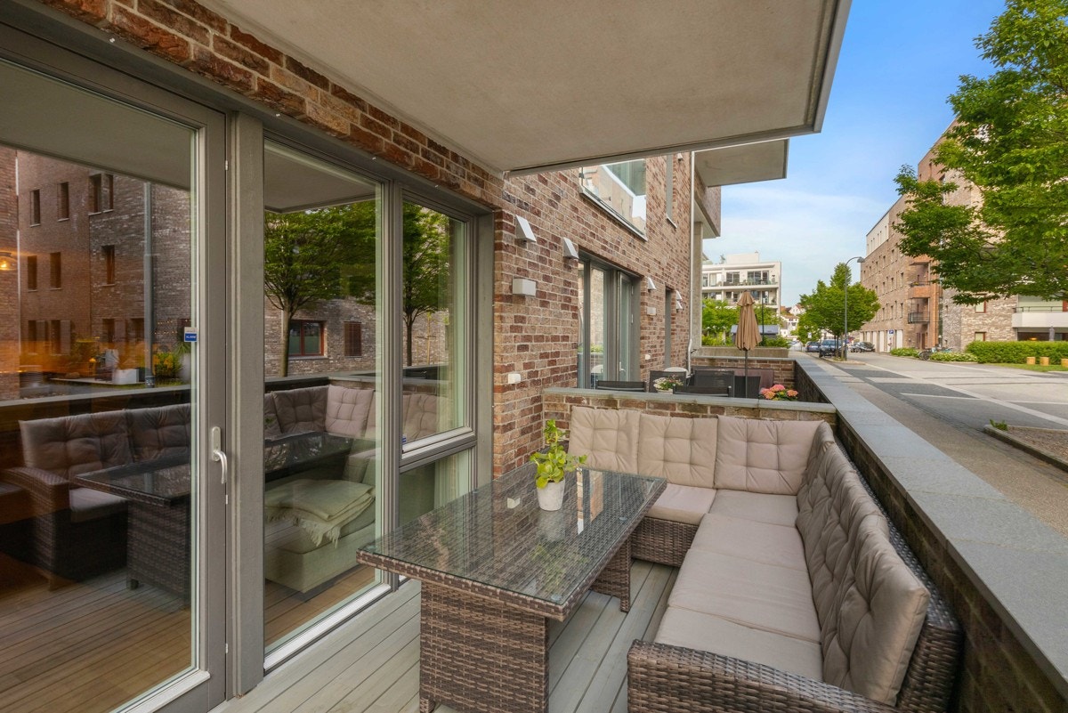 Veranda med utgang fra stue. Sol fra morgen til ca. 17.00 på sommeren Galleribilde