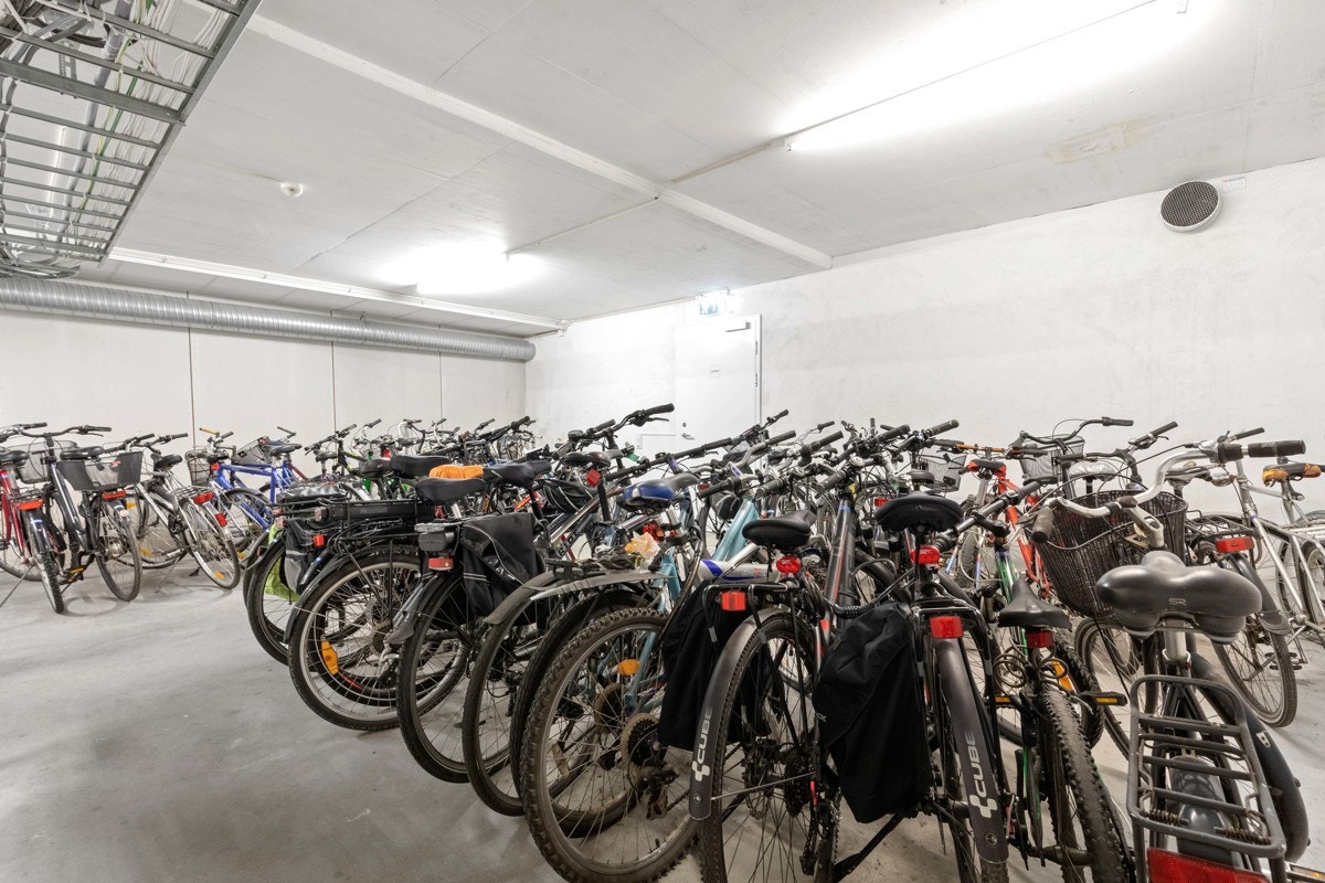 Felles sykkelparkering i garasjekjeller Galleribilde