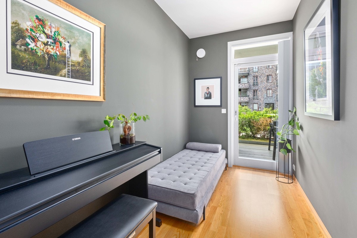 Soverom 2 med utgang til veranda med sol fra ca. Galleribilde