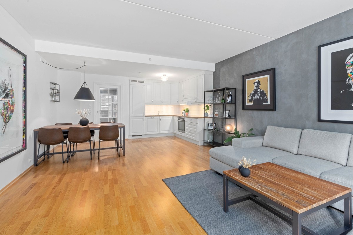 Leiligheten har en lys og romslig stue med plass til sofagruppe og spisebord Galleribilde