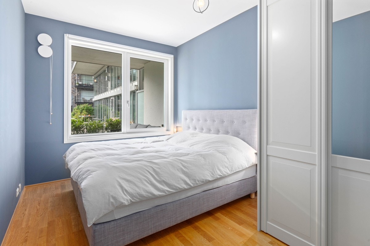 Romslig hovedsoverom med plass til seng og klesskap Galleribilde