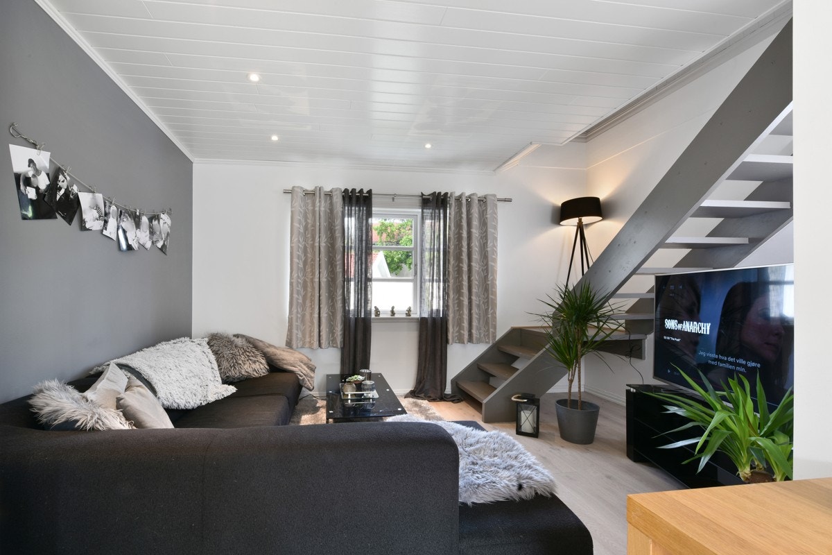Det er velplasserte downlights i himling, supplert med dagslys via sprossevinduer på to sider. Galleribilde