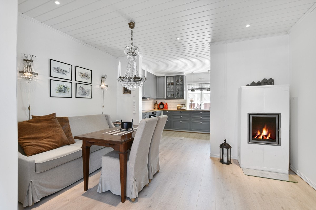 Stuen har en peisovn som gjør det varmt og koselig til måltidene. Galleribilde
