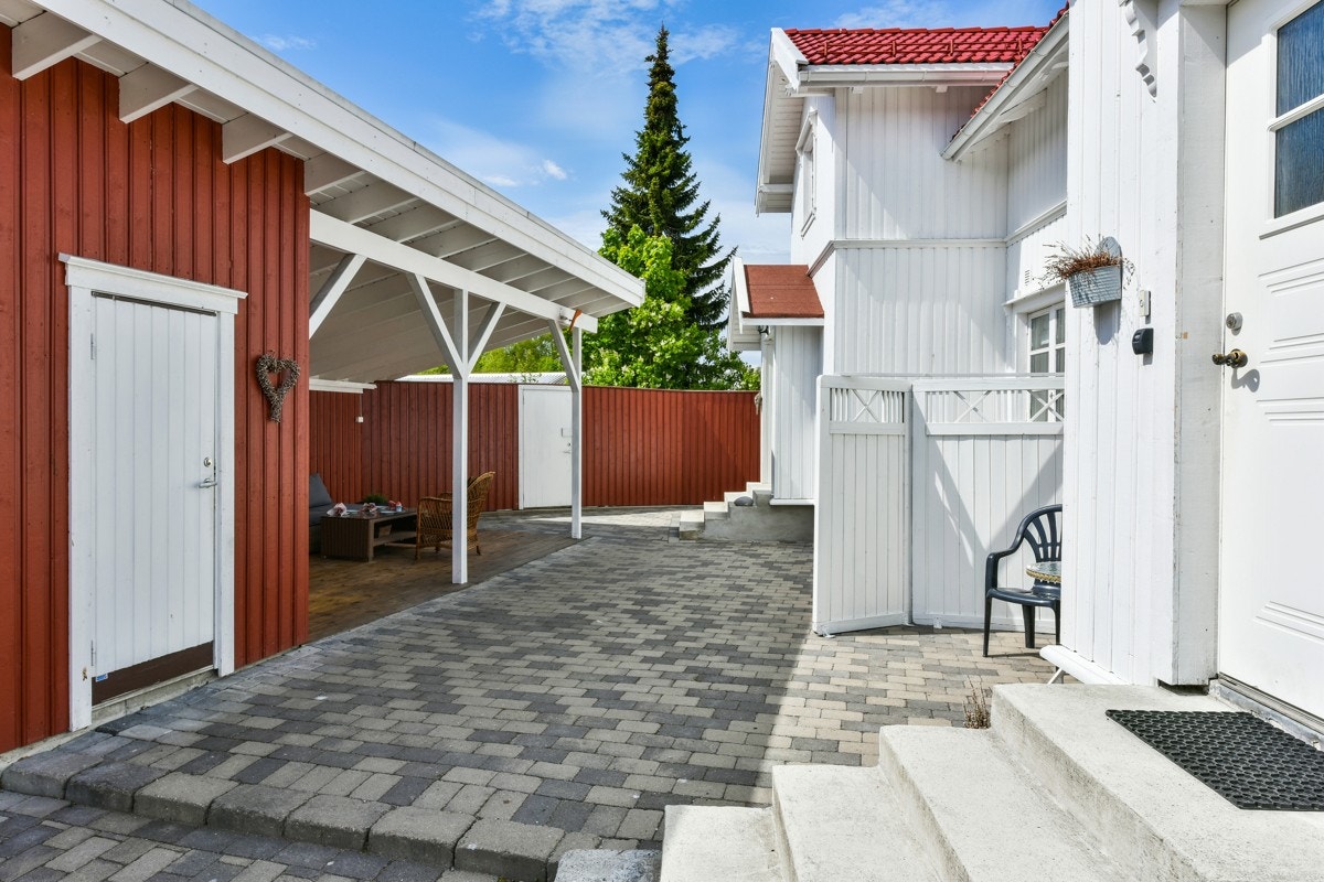 Meget velholdt tomt med steinbelagte arealer mot både nord og vest. Galleribilde