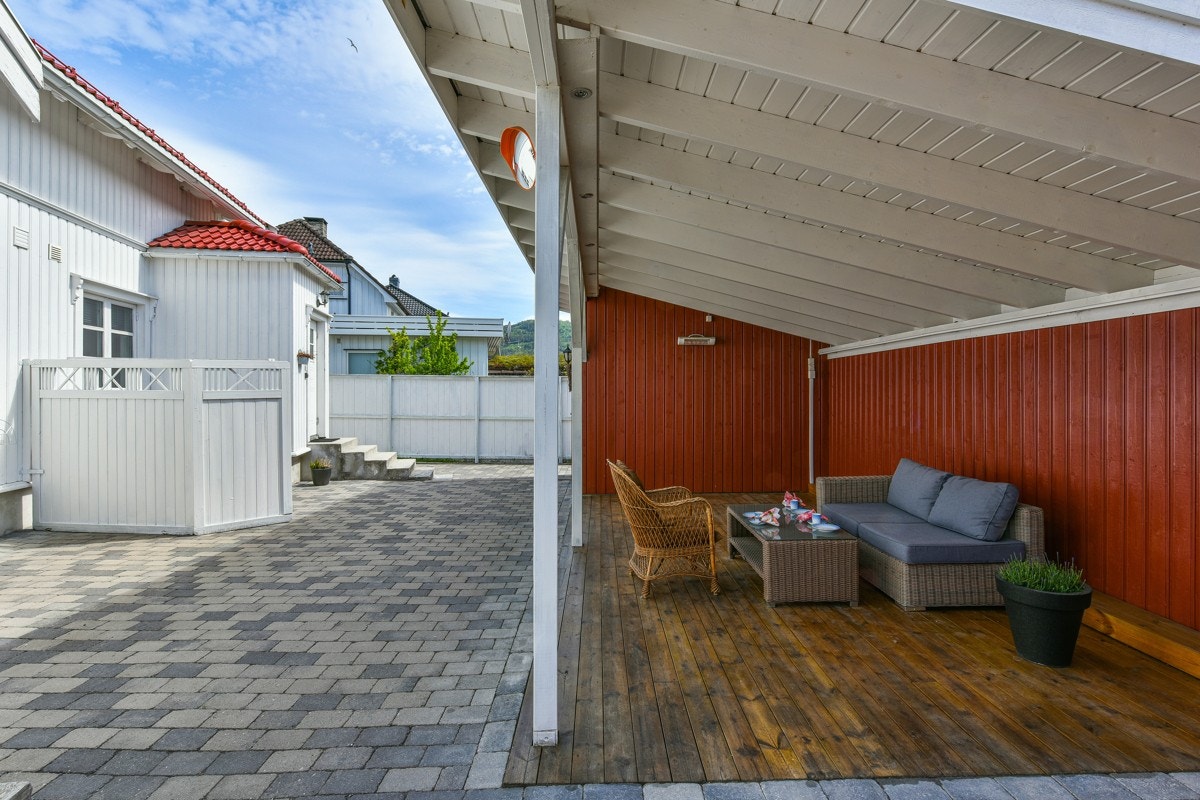 Her kan de sene sommerkveldene nytes uansett vær. Galleribilde