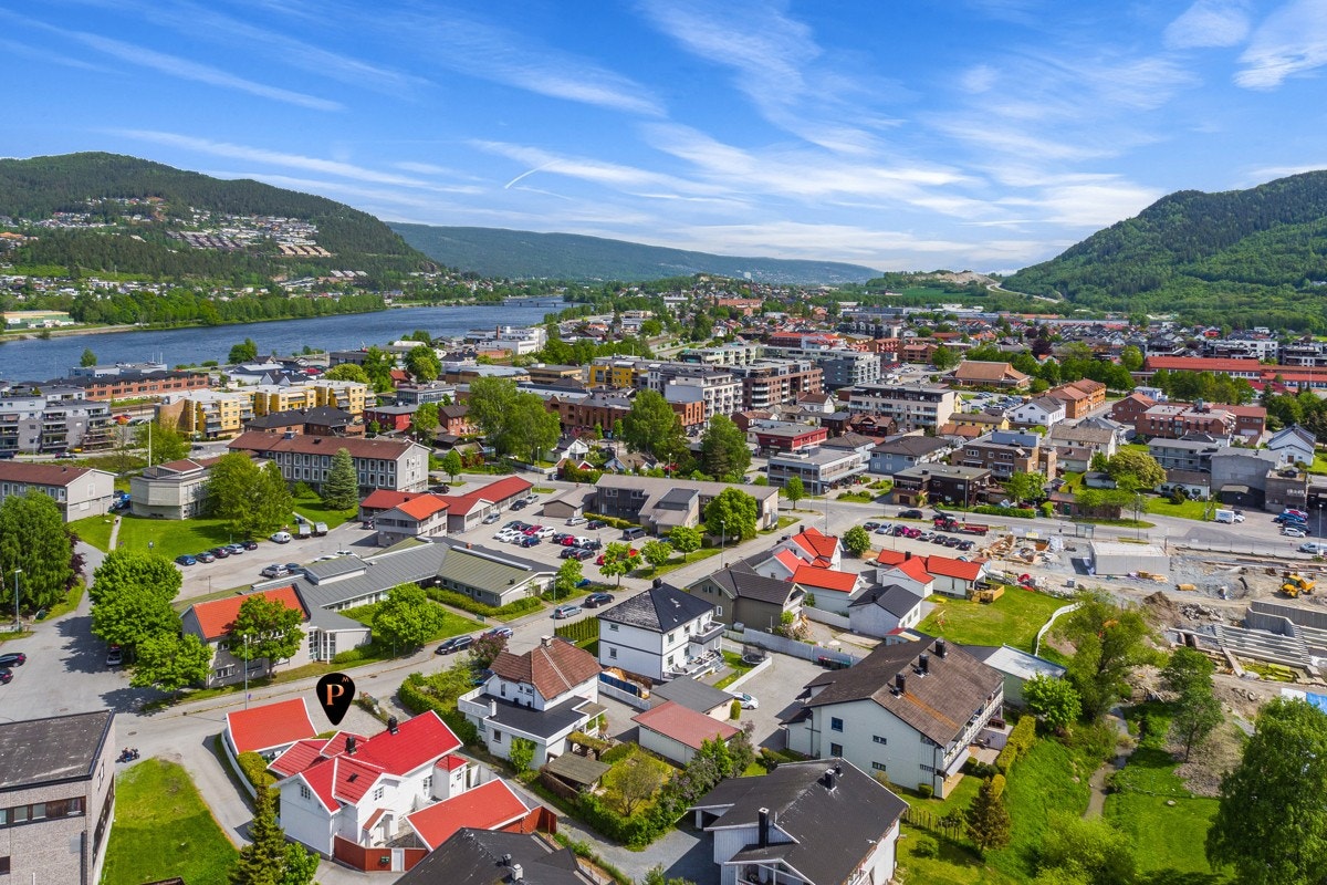 Området har nærhet til skoler, barnehager, offentlig kommunikasjon og gode servicetilbud. Galleribilde