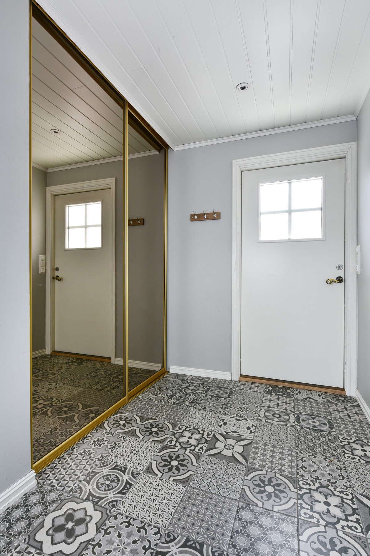 Himling i entreen er pent lyssatt med downlights. Galleribilde