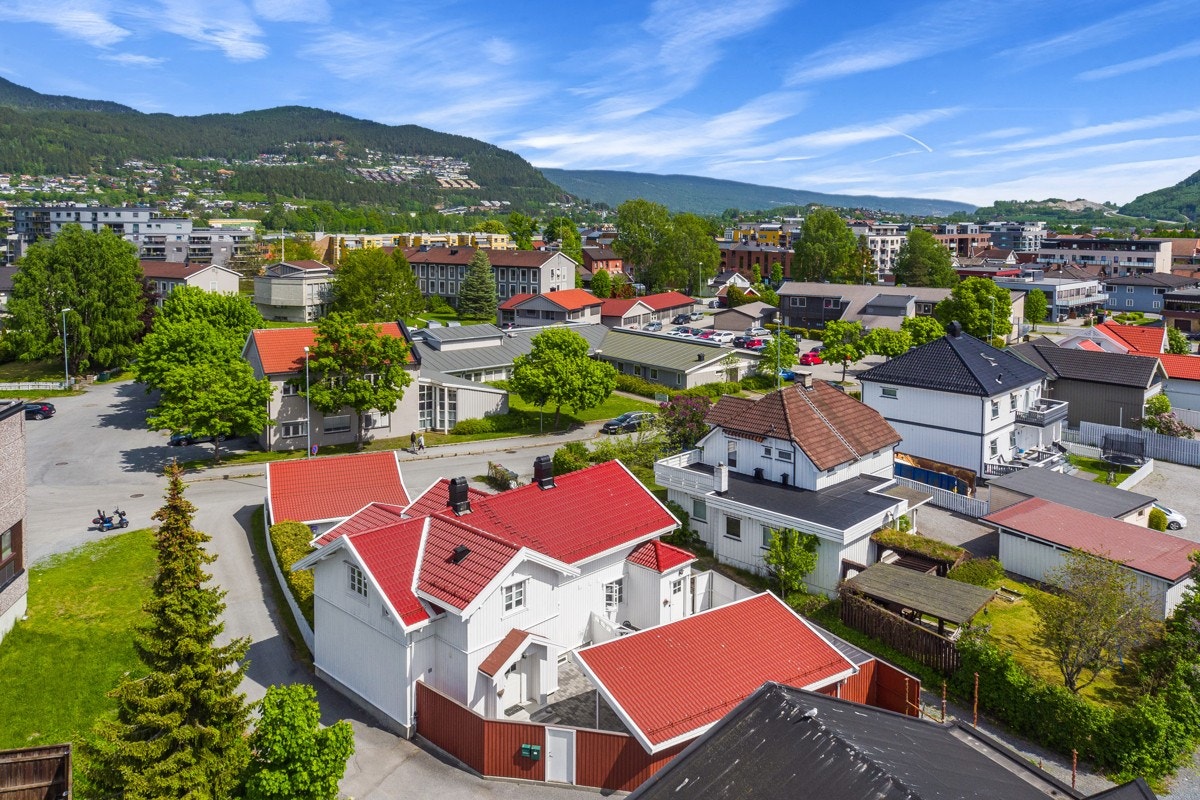 Eneboligen ligger i et barnevennlig og attraktivt boligområde i Mjøndalen i Drammen kommune. Galleribilde