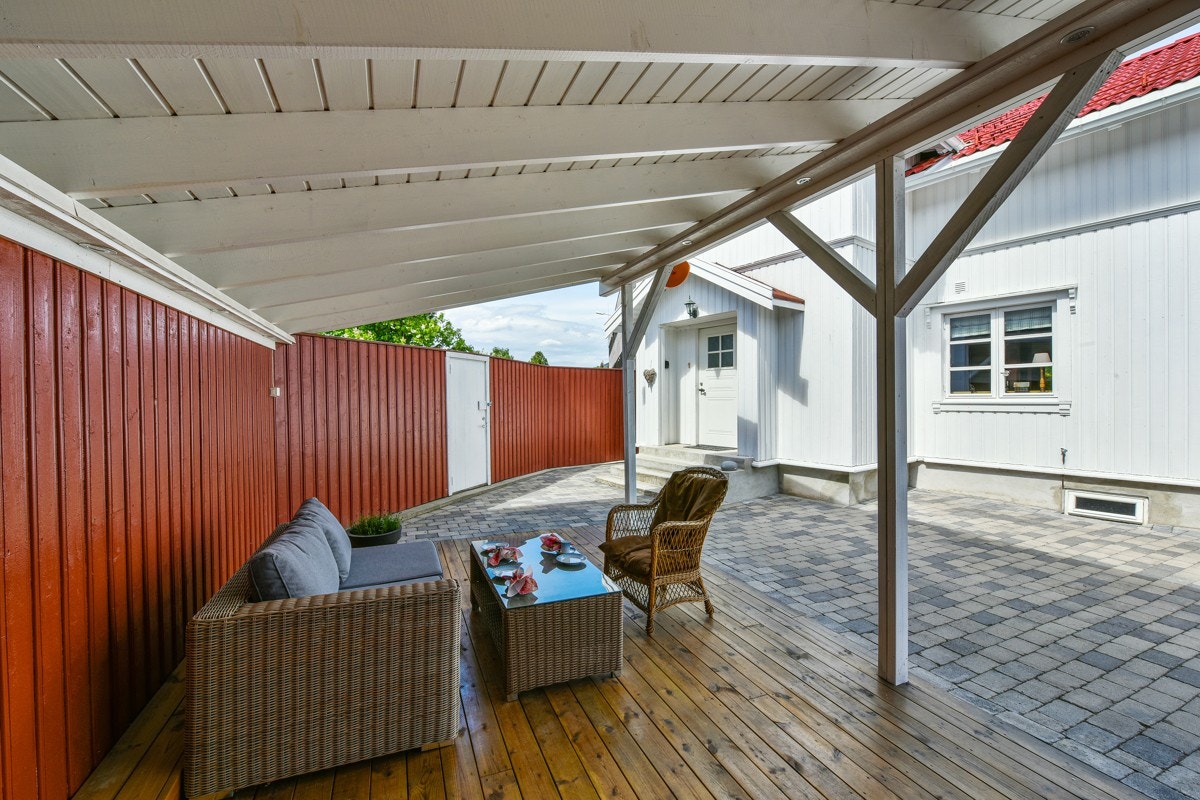 På siden av uteboden er det en lun, overbygget markterrasse. Galleribilde