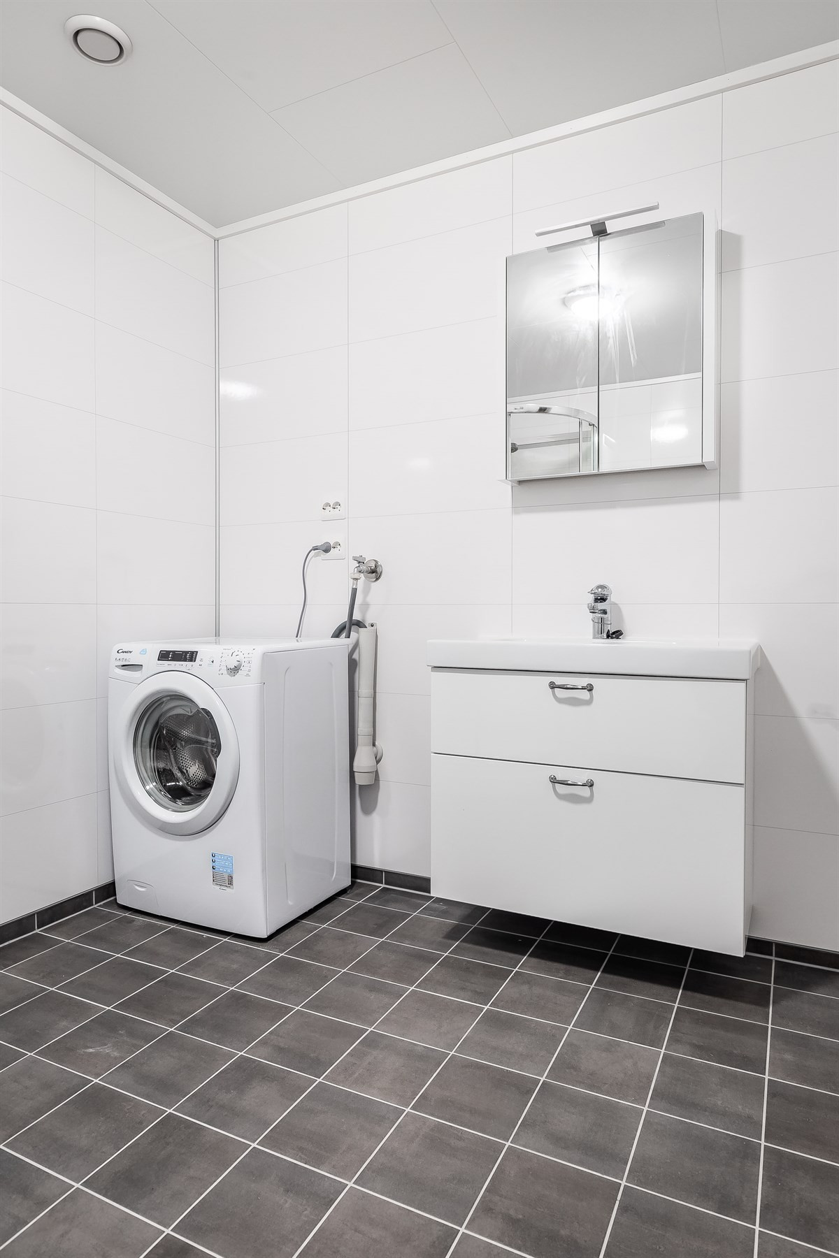 Flislagt bad med plass til vaskemaskin