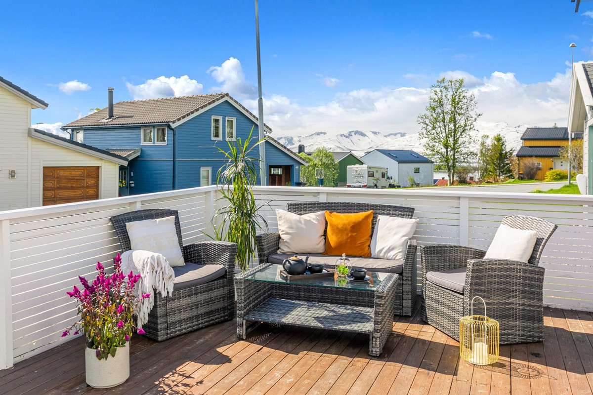 Terrasse er vendt mot sørvest og har svært gode solforhold
