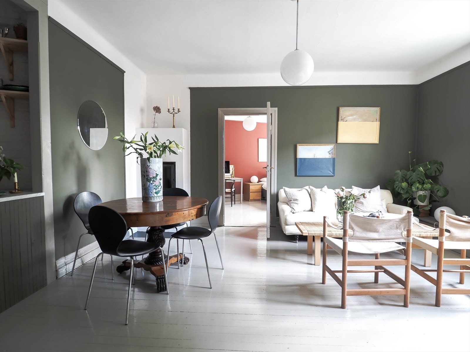 Stuen er romslig med god plass for fleksibel innredning. Galleribilde