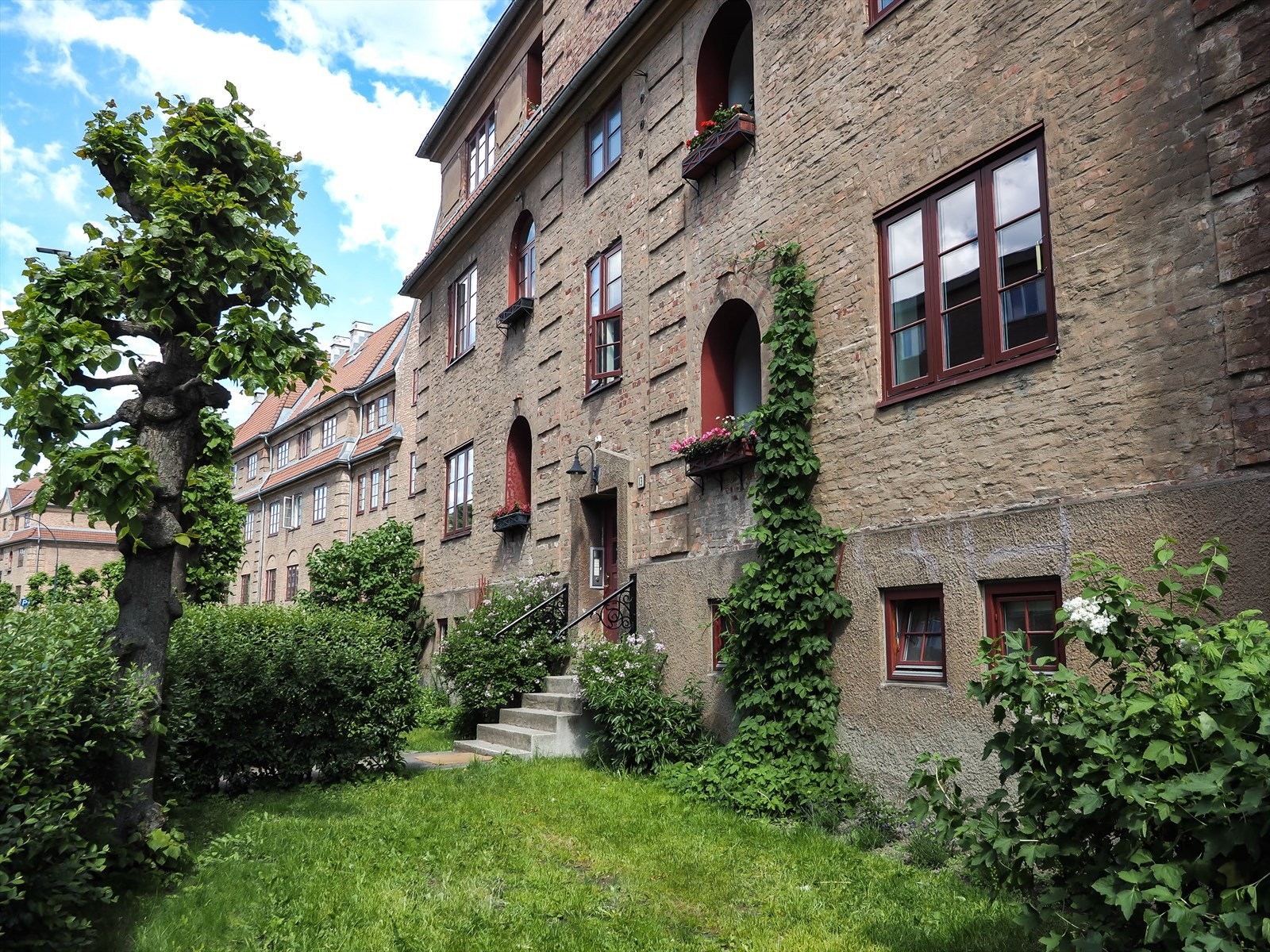 Attraktivt, rolig og sentralt boligområde med grønne omgivelser. Godt offentlig kollektivtilbud - kort vei til det meste av byens fasiliteter. Galleribilde
