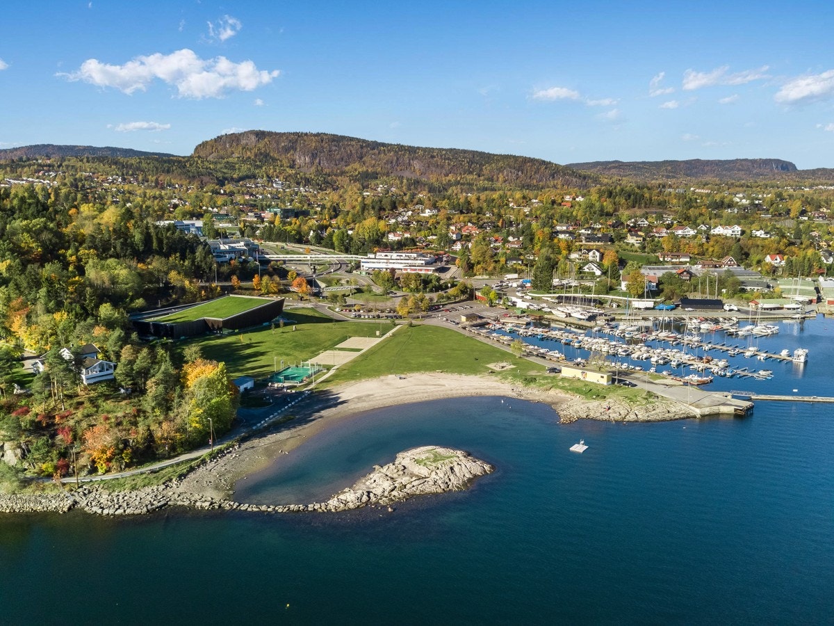 Fra eiendommen har du i tillegg kort vei til idylliske kyststeder som Holmenskjæret med badestrand og båthavn, velkjente Holmen Fjordhotell med restaurant og vakre Hvalstrand Bad. Galleribilde