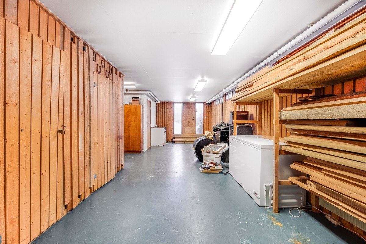 Det er flere store rom i underetasjen som gir varierte bruksmuligheter. Galleribilde