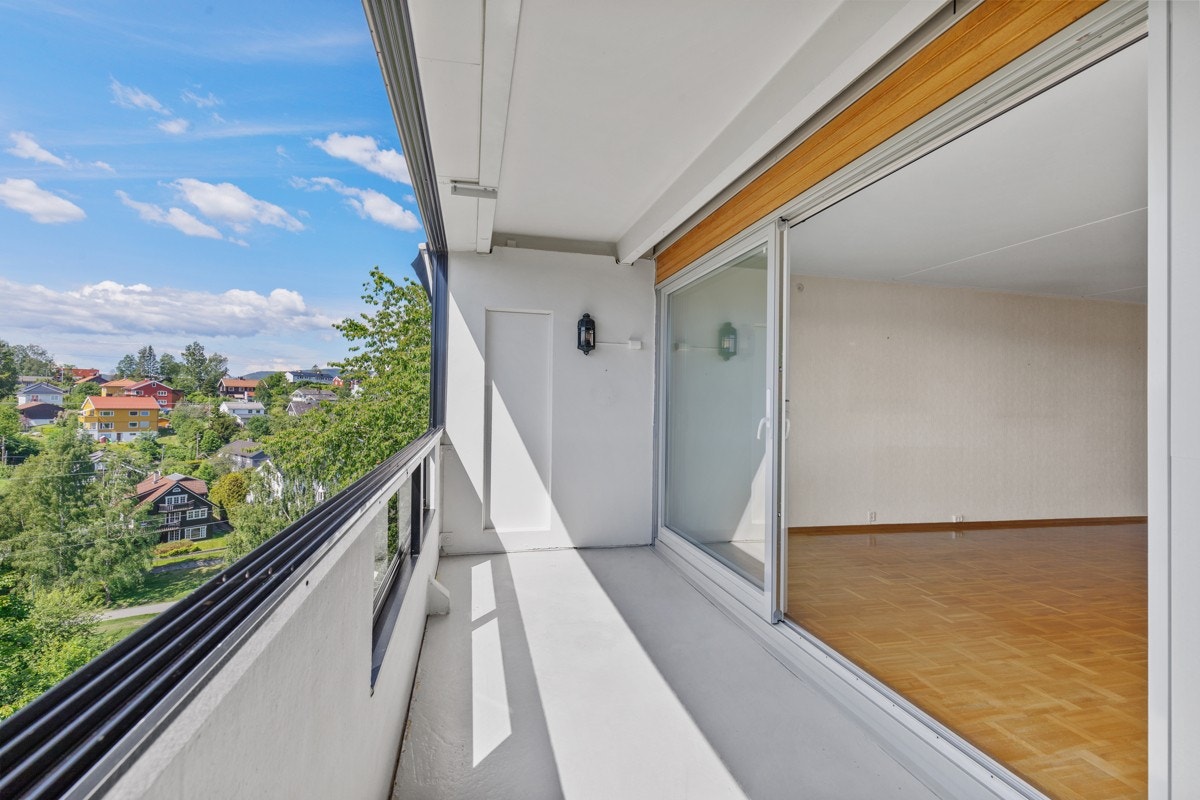 Stor innglasset balkong som blir en herlig forlengelse av stuen på varme sommerdager Galleribilde