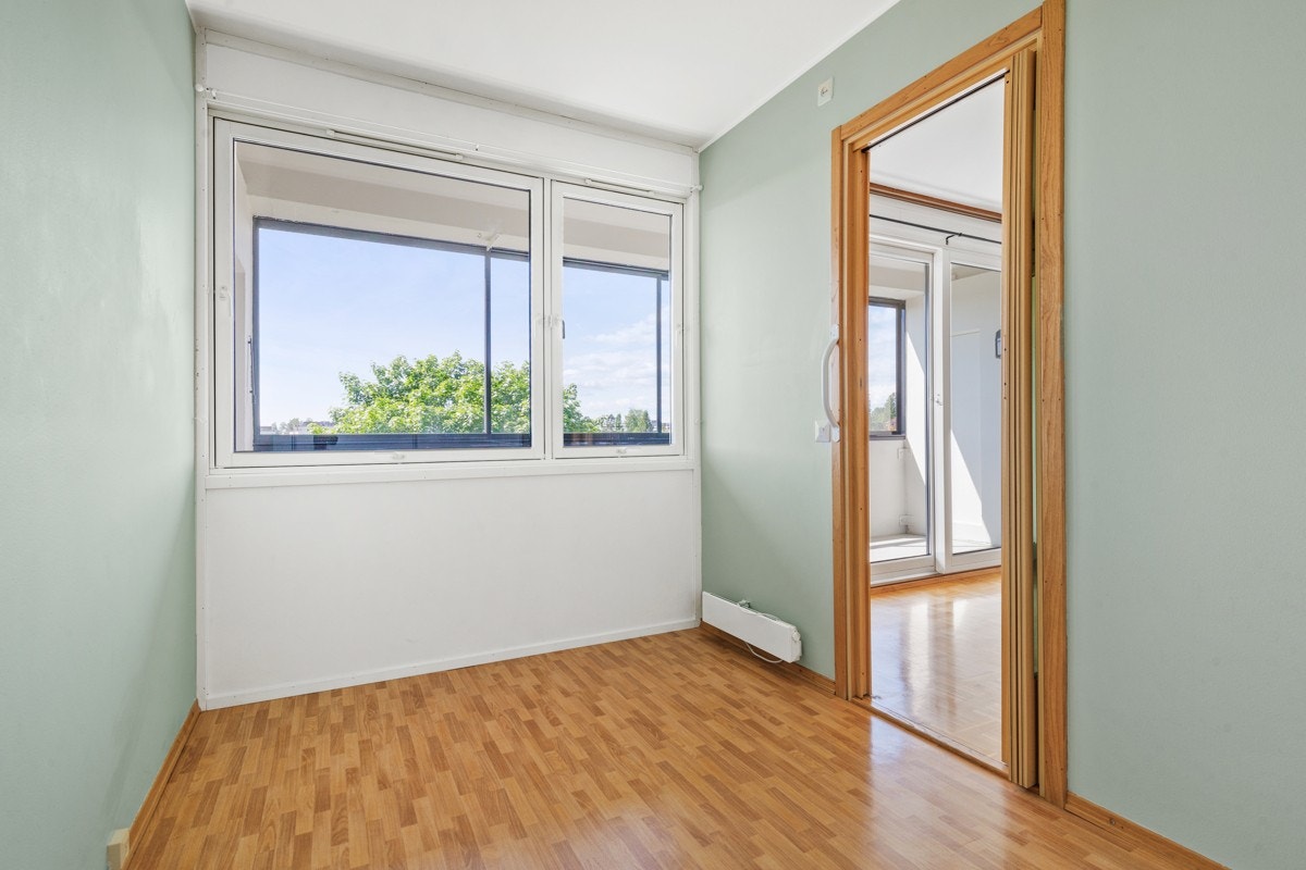 Soverommet er lyst med vindusflater mot balkongen Galleribilde