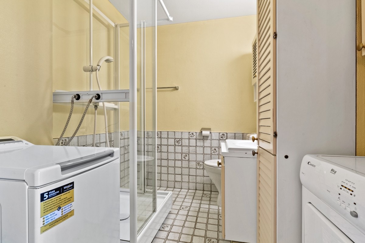 Badet er innredet med dusjkabinett og det er opplegg for vaskemaskin Galleribilde