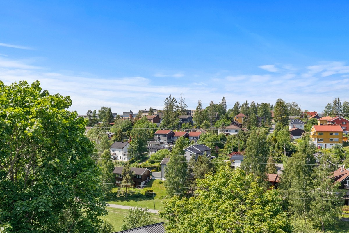 Stor og solrik balkong i stille og rolige omgivelser med flott utsyn Galleribilde