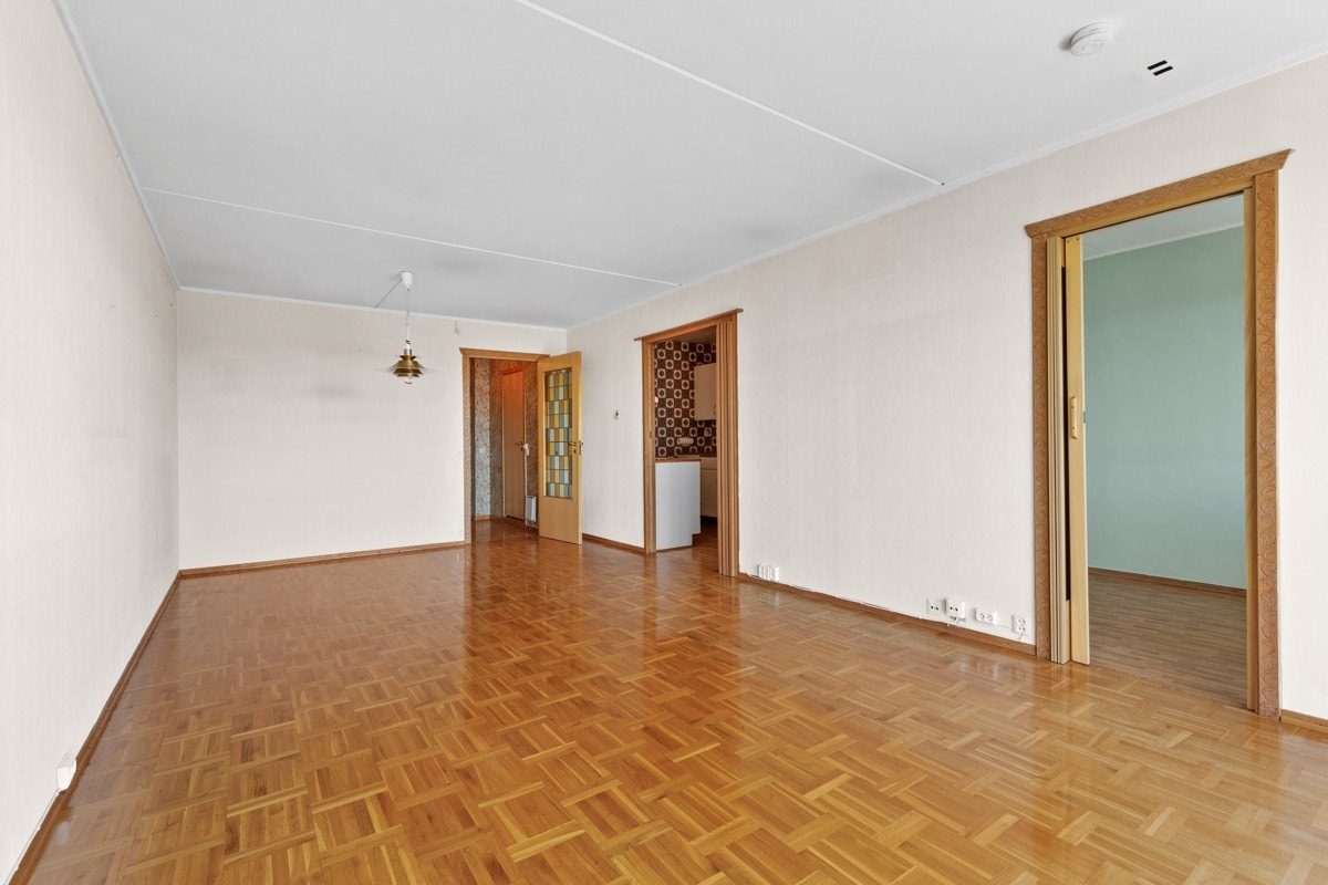 Stuen er av god størrelse med plass til både sofakrok og spisebord Galleribilde