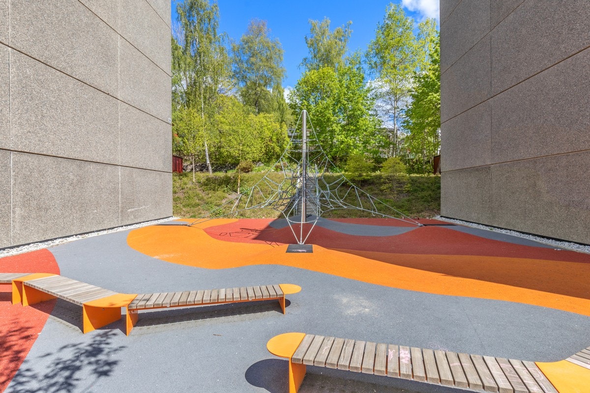 Det er flere barnehager og skoler i området, deriblant Hamborg Barnehage, Vestjordet Barnehage og Meklenborg Barnehage Galleribilde