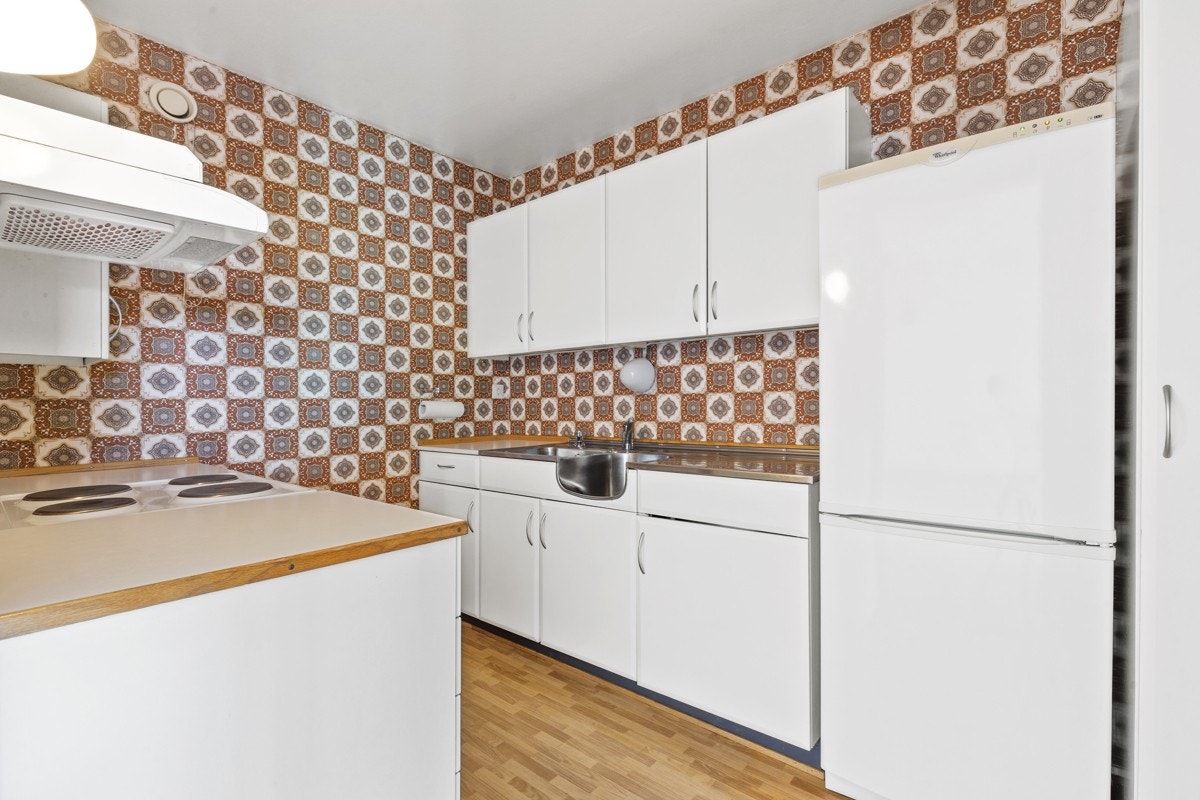 Eldre kjøkken med innredning fra Norema og laminat benkeplate Galleribilde