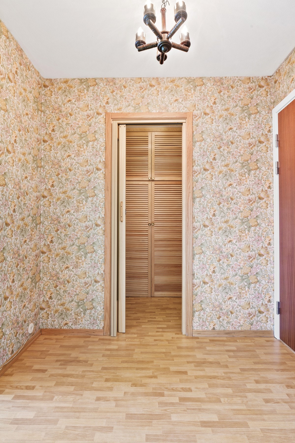 Adkomst fra entré til et praktisk omklednignsrom med garderobeskap Galleribilde