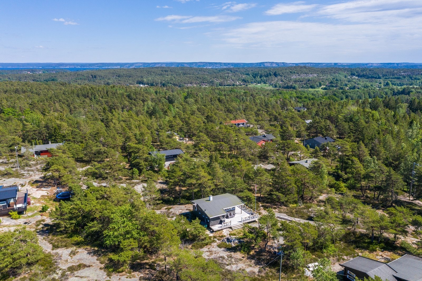 Hytta ligger på et rolig, barnevennlig hyttefelt på Kirkøy. Galleribilde