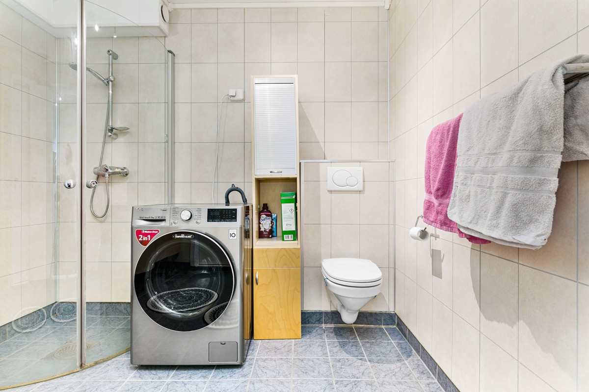 På badet er det også opplegg for vaskemaskin