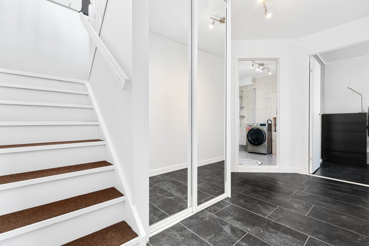 Ved entré er det skyvedørsgarderobe med oppbevaringsmuligheter