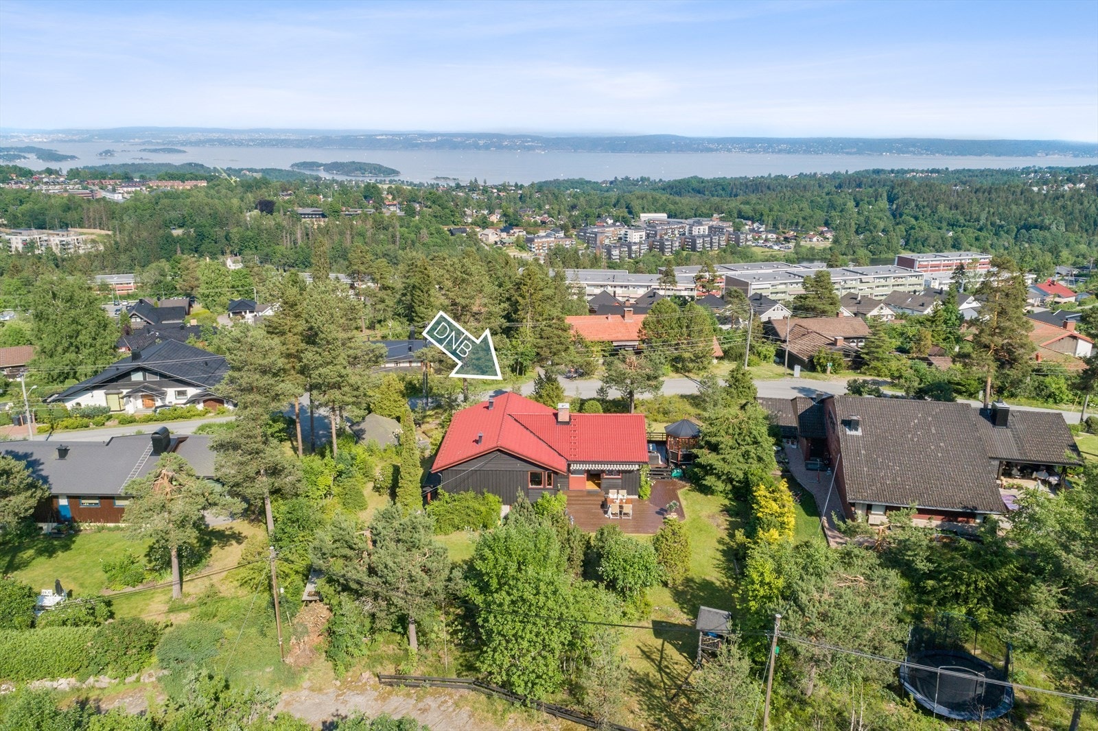 Eiendommen ligger idyllisk til med flott utsikt i barnevennlige omgivelser. Galleribilde