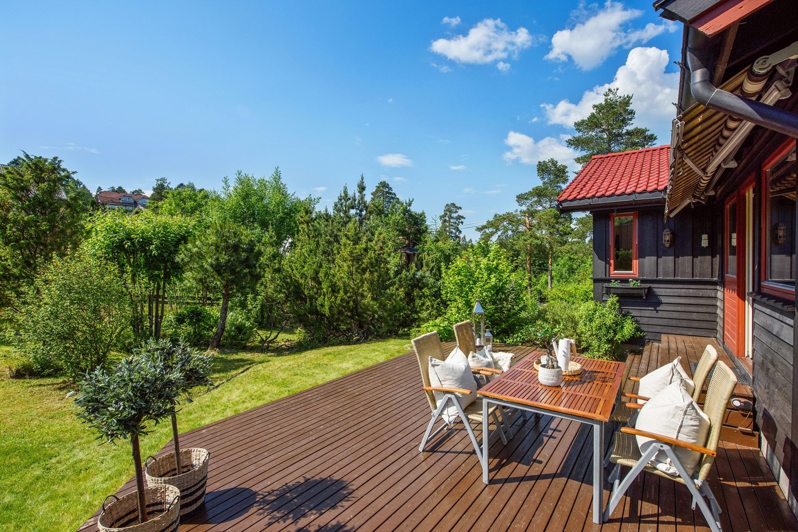 Terrasse og hage til glede for liten og stor. Galleribilde