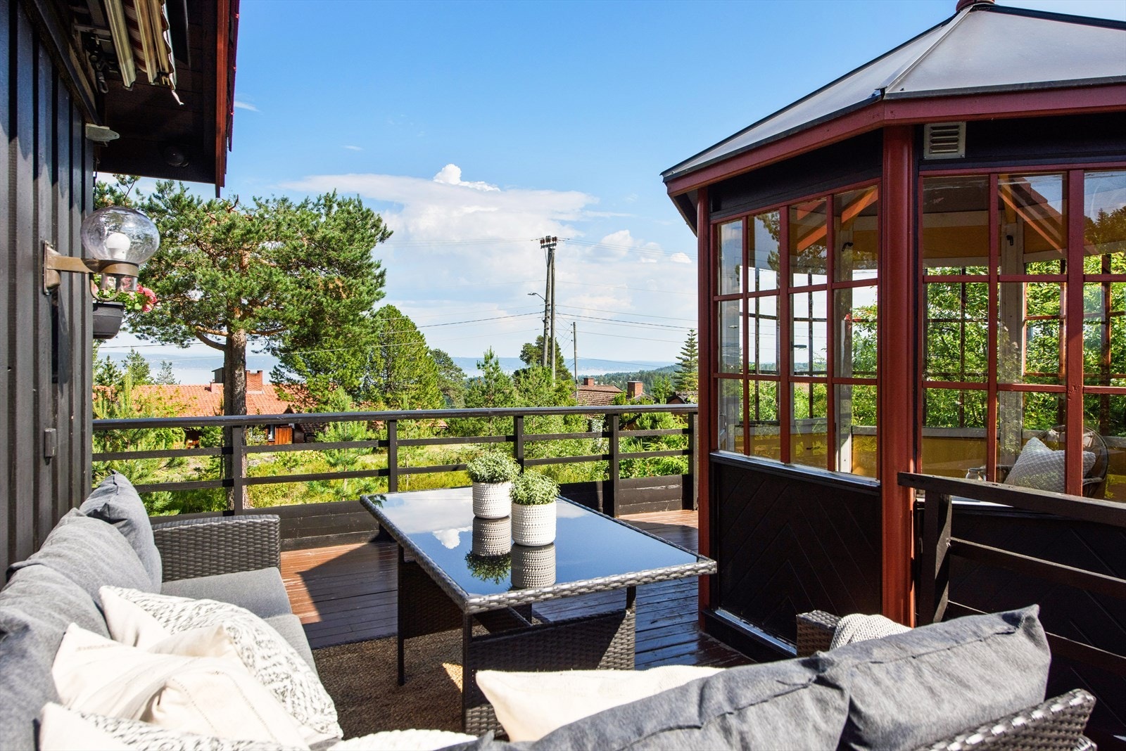 Terrasse med hagestue. Galleribilde