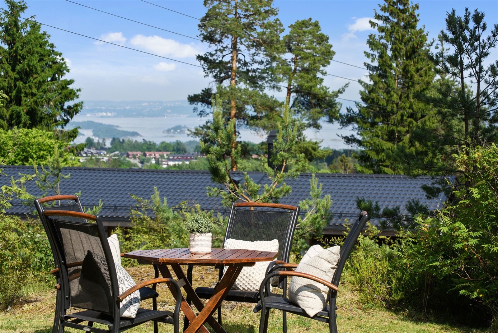 Eiendommen ligger solrikt og stille til med flott utsikt og mye himmel. Galleribilde