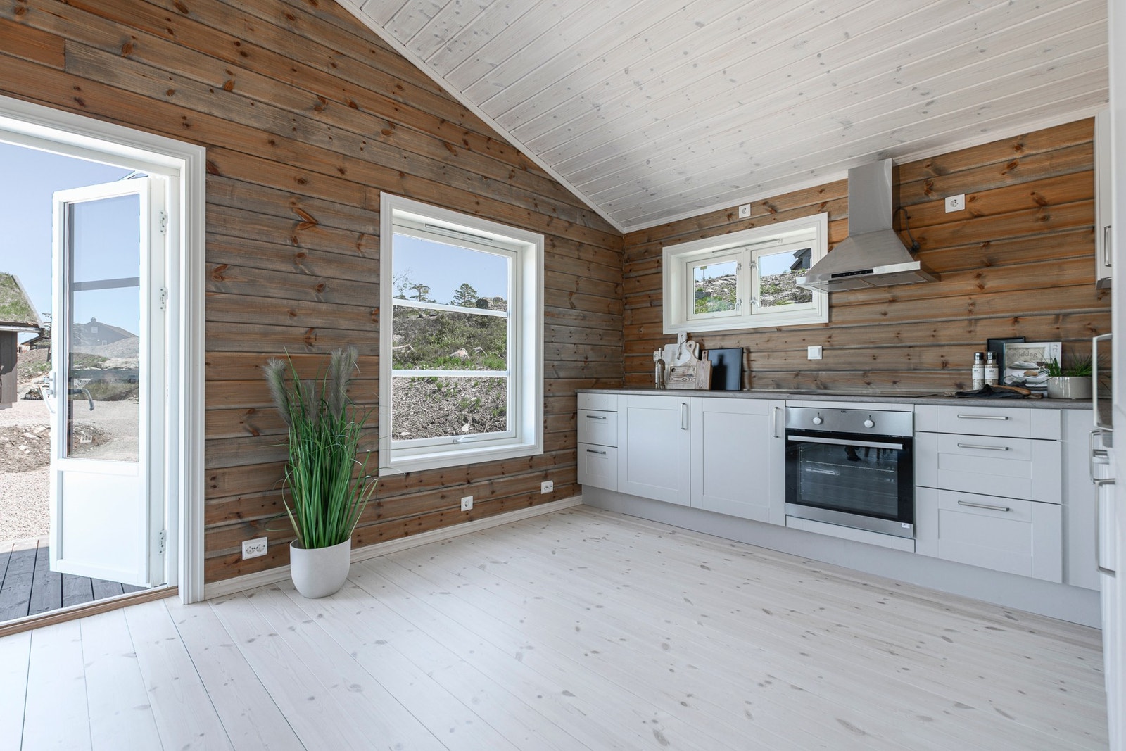 Stor og åpen kjøkkenløsning med utgang til terrasse. Galleribilde