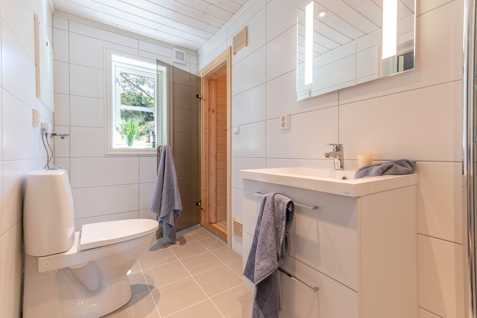 Bad i første etasje med inngang til badstue. Galleribilde