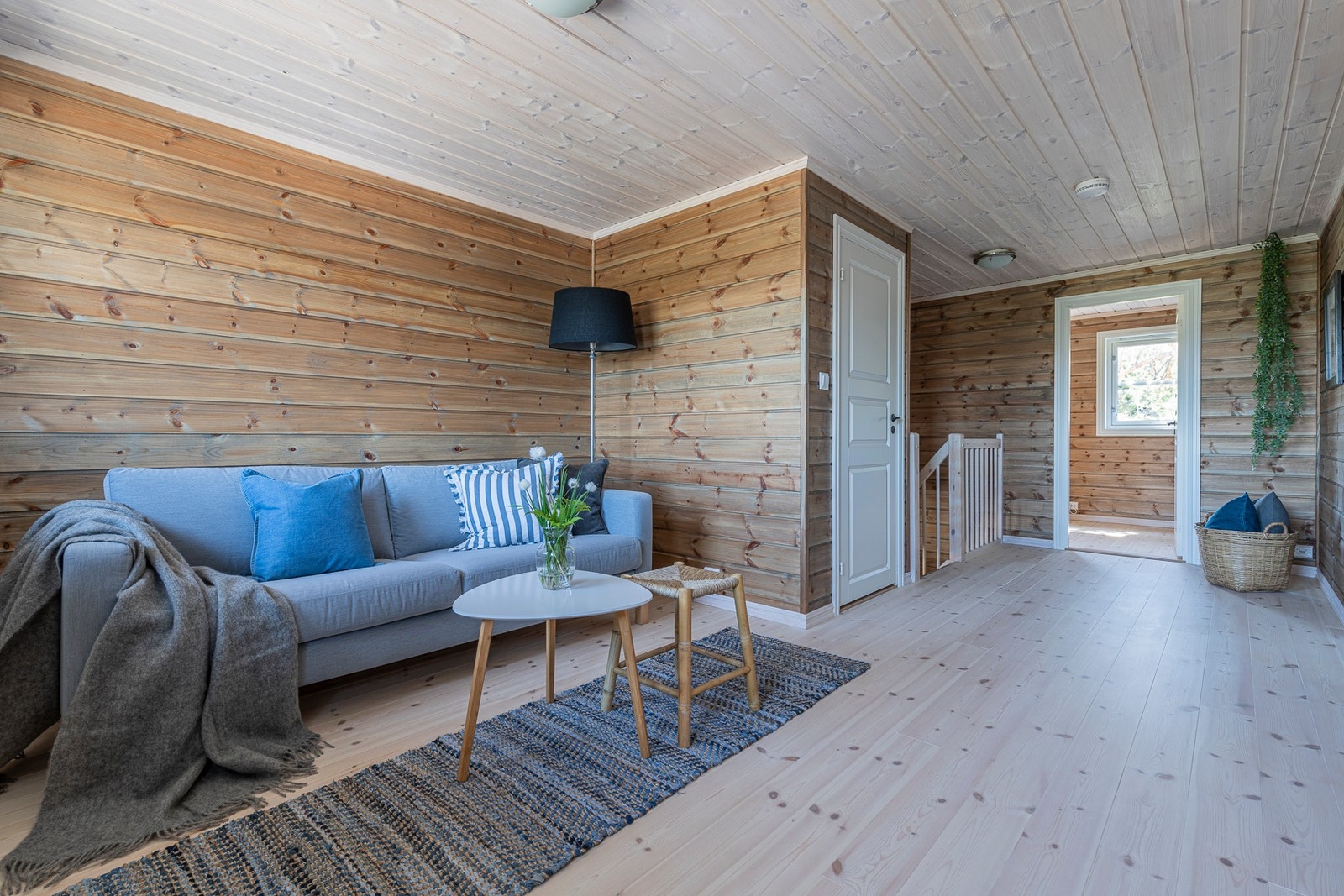 Romslig og stor takhøyde på stuen i 2. etasje! Galleribilde