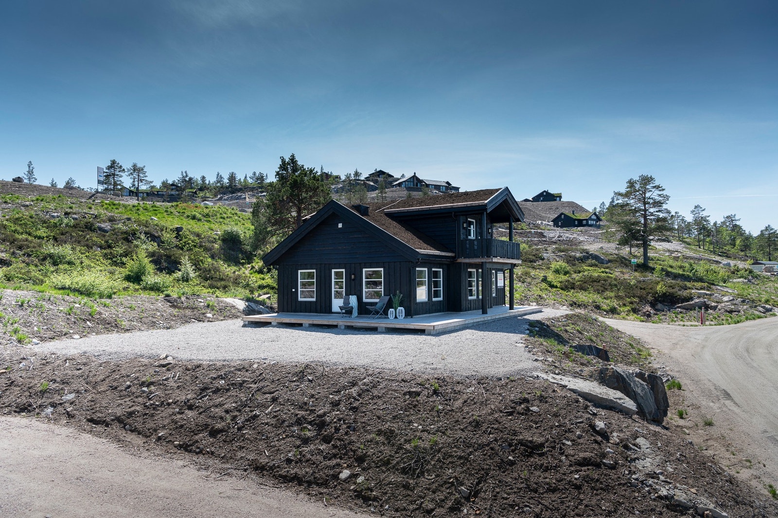 Hytta ligger på en stor, opparbeidet tomt på Rytterspranget Terrasse. Her er det god plass til en eventuell bod i fremtiden. Galleribilde