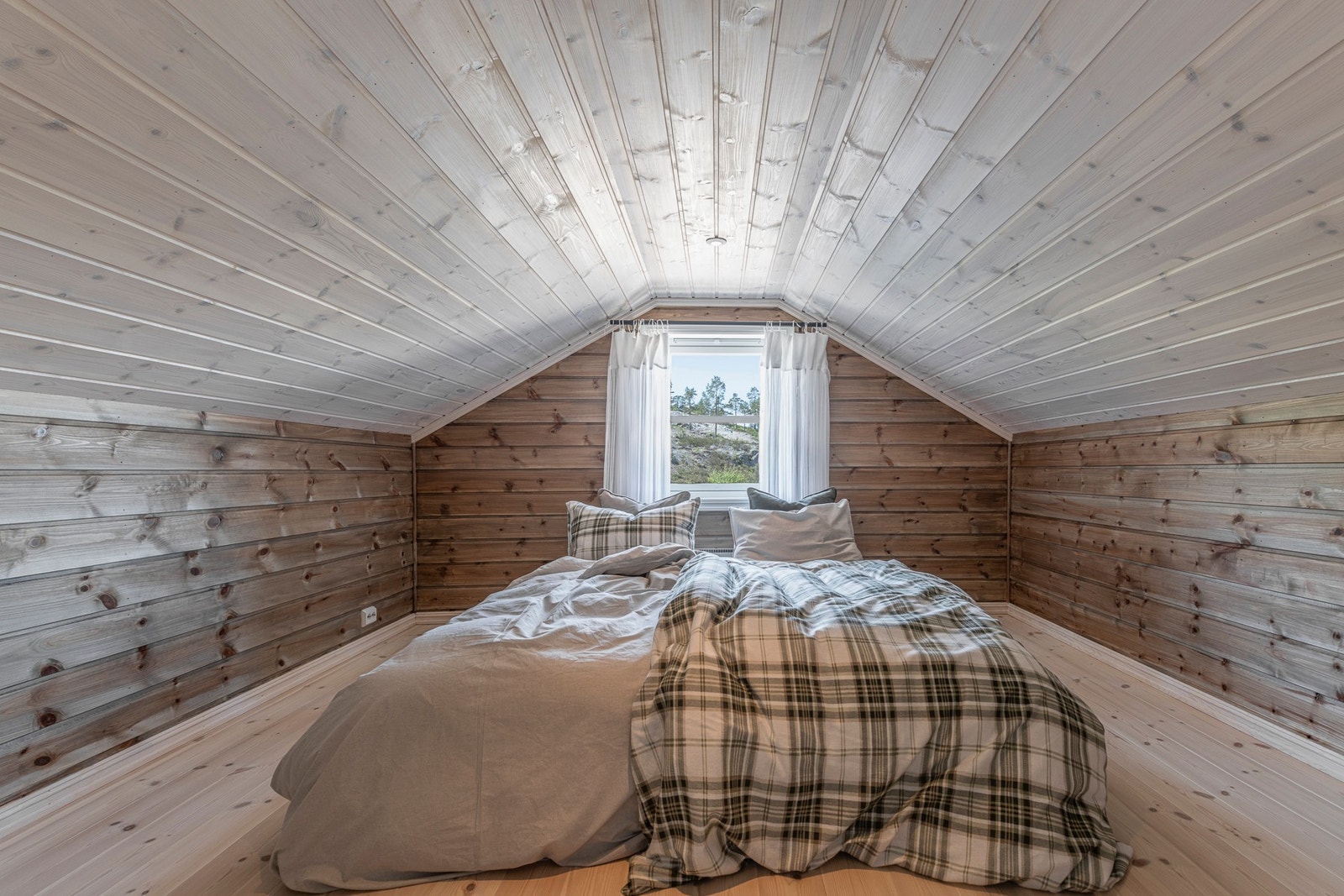 I 2. etasje finner man et soverom med hems-takhøyde (bildet) og ett soverom med full takhøyde. Galleribilde