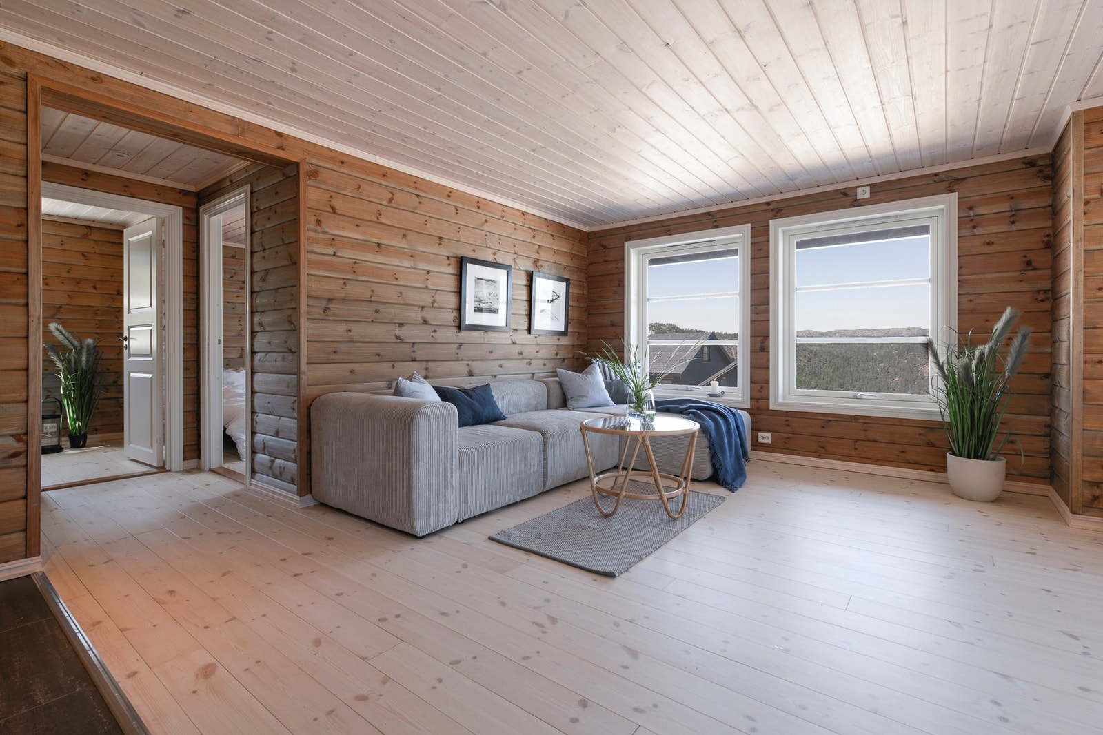 Stue i 1. etasje med gang mot soverommene. Galleribilde