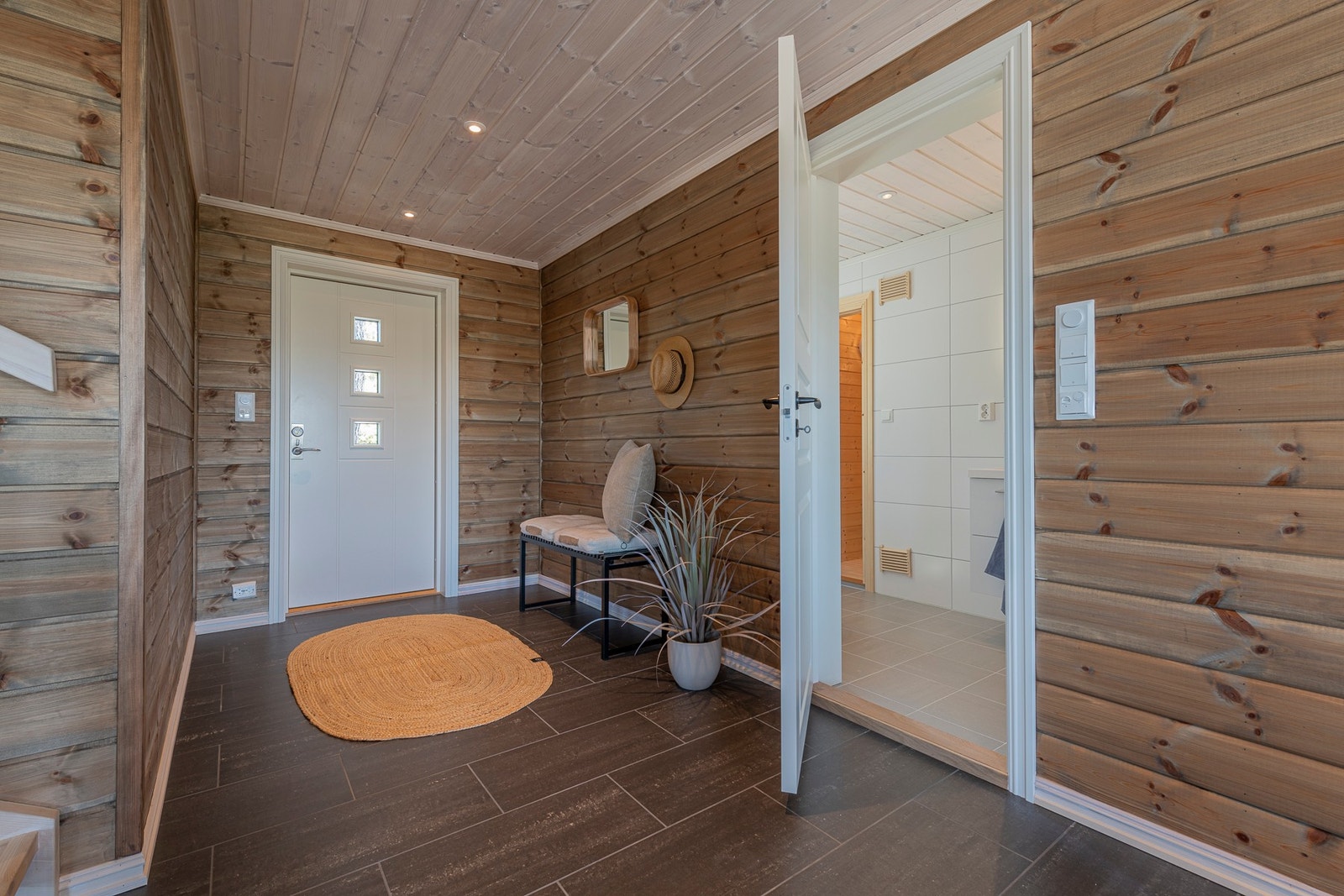 Inngangsparti med inngang til badet. Galleribilde