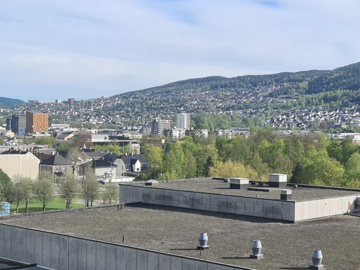 Utsikten mot Drammen sentrum og Elvebredden fra kjøkkenvinduet. Galleribilde