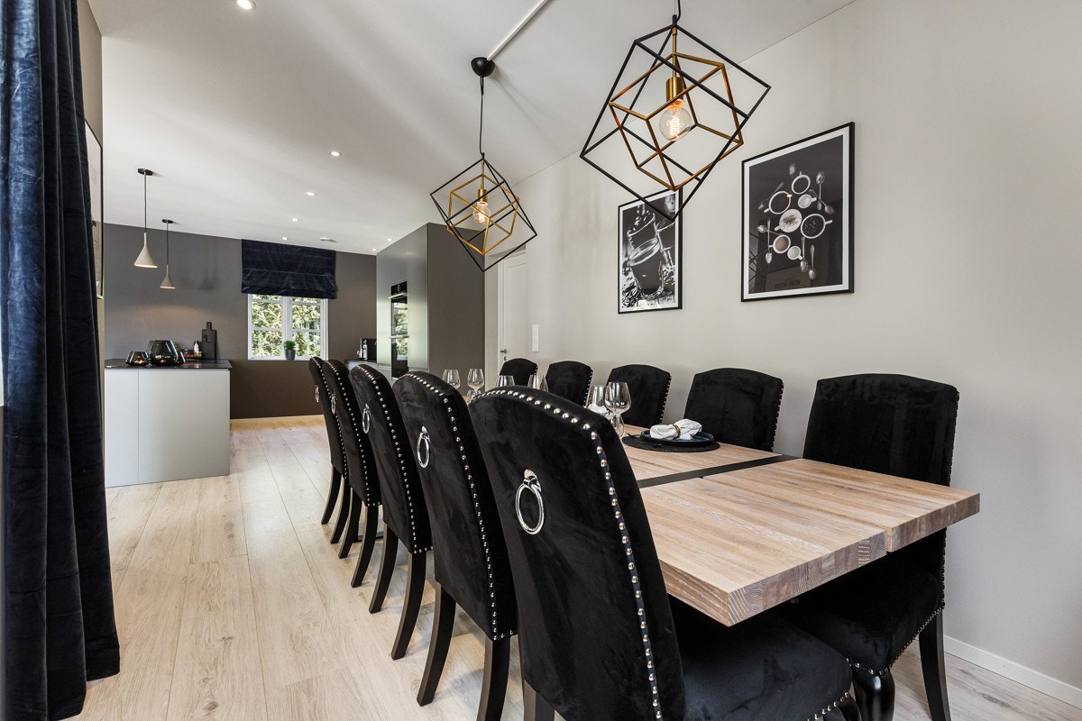 Rommet er lyst og innbydende med tidsriktige fargevalg og pene overflater. Galleribilde